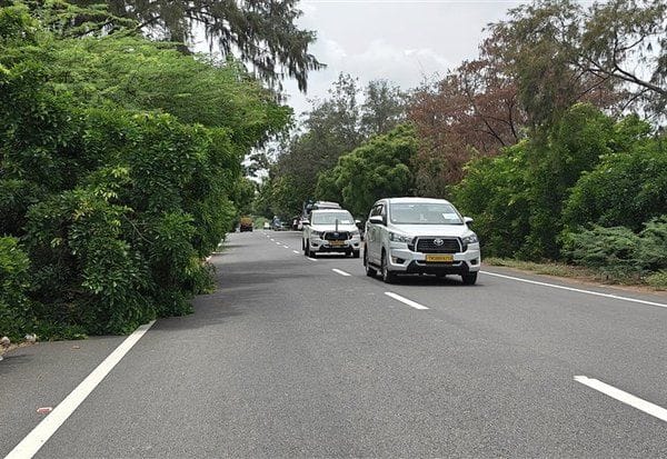  தனுஷ்கோடி தேசிய நெடுஞ்சாலை இருபுறமும் சீமைக் கருவேலம்: சுற்றுலாப் பயணிகள் பாதிப்பு