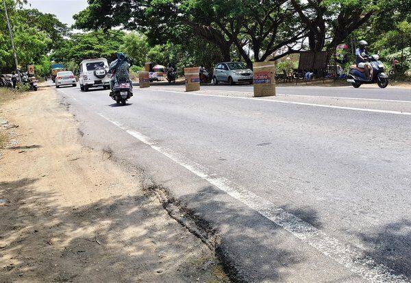  சென்டர் மீடியனுக்கு பதில் பாரல்கள் கடலுார் சாலையில் விபத்து அபாயம்