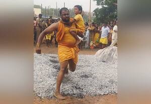  ஸ்ரீவி., சந்தன மாரியம்மன் கோயிலில் பூக்குழி திருவிழா