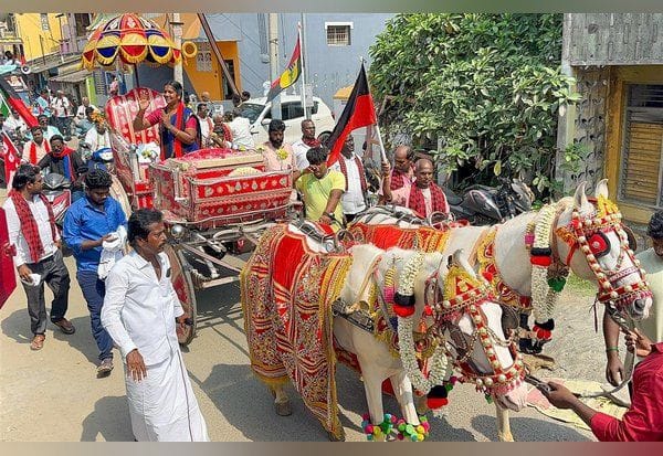  காஞ்சி தி.மு.க., வேட்பாளர் நித்யா சாரட் குதிரை வண்டியில் பிரசாரம்