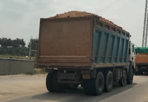  தார்ப்பாய் மூடாத மண் லாரிகள் வாகன ஓட்டிகள் 'திக்... திக்'