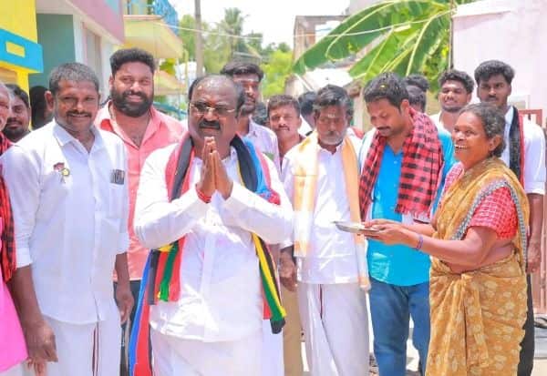  வடக்கனந்தல் பேரூராட்சியில் தி.மு.க., வேட்பாளர் ஓட்டு சேகரிப்பு