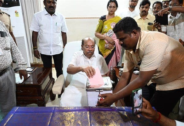  தபால் ஓட்டு போட்டார் ராமதாஸ்