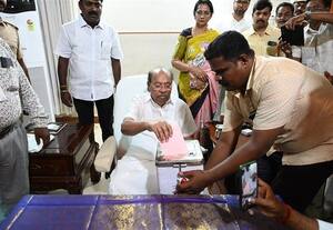  தபால் ஓட்டு போட்டார் ராமதாஸ்