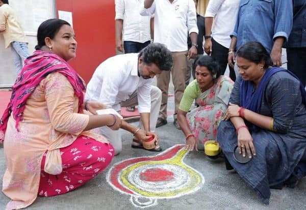  பெரம்பூருக்கு விஜய் திடீர் விஜயம்; விசில் கோலம் போட்டு பிரசாரம்