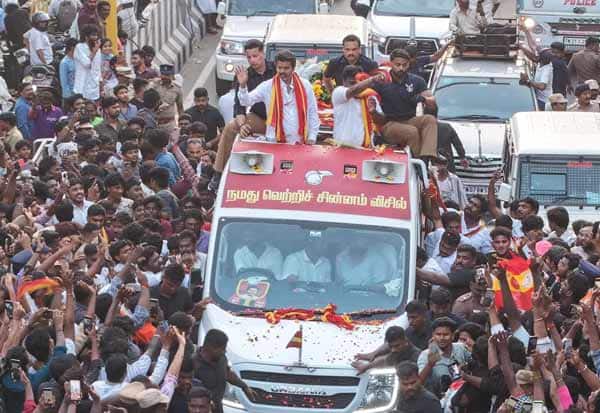 ஒரு கண்ணில் வெண்ணெய், மறு கண்ணில் சுண்ணாம்பு: தவெக வேட்பாளர்களிடம் ஓரவஞ்சனை காட்டுகிறாரா விஜய்?