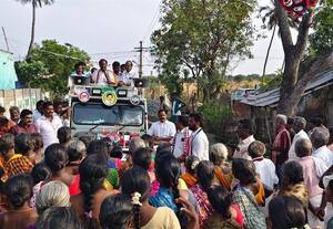  அ.தி.மு.க., வேட்பாளர் அருண்மொழிதேவன்  ஓட்டு சேகரிப்பு  