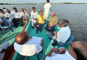  ம.ஜ.க., வேட்பாளர் தமிமுன் அன்சாரி படகில் சென்று ஓட்டு சேகரிப்பு  