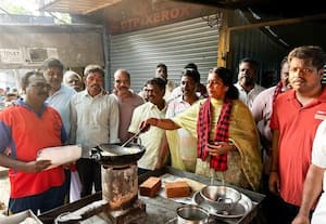  காஞ்சிபுரத்தில் தி.மு.க., வேட்பாளர் நித்யா வடை சுட்டு கொடுத்து ஓட்டளிக்குமாறு பிரசாரம்