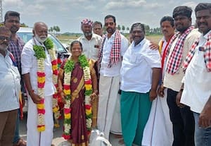 விழுப்புரம் மந்தக்கரை பள்ளிவாசலில் அ.தி.மு.க., வேட்பாளர் ஓட்டுசேகரிப்பு 