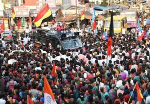  'கவர்னர் வேலைக்கு பழனிசாமி போகலாம்': கனிமொழி