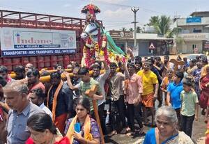 குதிரை சிலையை தோளில் சுமந்த இளைஞர்கள்