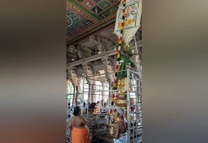  பரமக்குடி மீனாட்சி சுந்தரேஸ்வரர் கோயிலில் சித்திரை கொடியேற்றம்:  ஏப்., 26 மீனாட்சி பட்டாபிஷேகம்