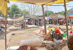  கடும் வெயில் தாக்கம் வாரச்சந்தை 'வெறிச்'