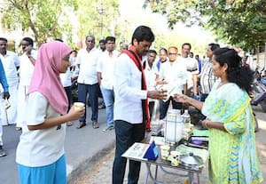  விழுப்புரம் உழவர்சந்தை, மீன் மார்க்கெட்டில் தி.மு.க., வேட்பாளர் லட்சுமணன் பிரசாரம்  