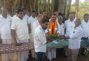  தேர்தல் புறக்கணிப்பு வாபஸ் பெற்ற கிராம மக்கள்: பா.ஜ., வேட்பாளர் முருகன் அளித்தார் வாக்குறுதி