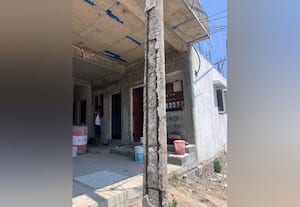  புகார் பெட்டி:  சிதிலமடைந்த மின்கம்பத்தால் வல்லத்தில் விபத்து அபாயம்