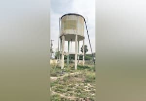  அரசு பள்ளி வளாகத்தில்  நீர்த்தேக்க தொட்டி சேதம்