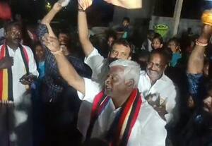 ஆர்.கே.பேட்டையில் நடனமாடி ஓட்டு சேகரித்த தே.மு.தி.க., வேட்பாளர்