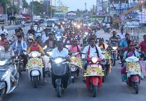  விழுப்புரத்தில் இருசக்கர வாகனங்களில் தி.மு.க., வேட்பாளருடன் மகளிரணி ஊர்வலம்  