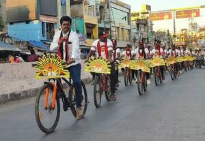  சைக்கிளில் வலம் வந்து ஆதரவு திரட்டும் எம்.எல்.ஏ.,