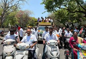  தரமான சாலையால் தடுக்கப்பட்ட விபத்துகள்; காங்., வேட்பாளர் ஹசன் மவுலானா பிரசாரம்