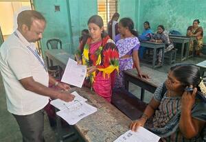 ஓட்டுச்சாவடி அலுவலர்களுக்கு பணி நியமன ஆணை வழங்கல்