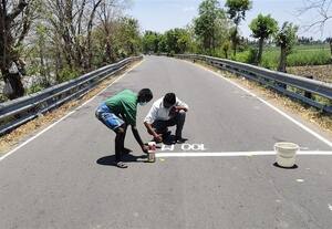  ஓட்டுச்சாவடியில் இருந்து 100 மீட்டர் துாரத்தில் வெள்ளை நிற கோடுகள்