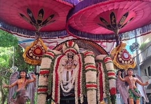  சூரிய, சந்திர பிரபை வாகனத்தில் காரணீஸ்வரர் எழுந்தருளி உலா