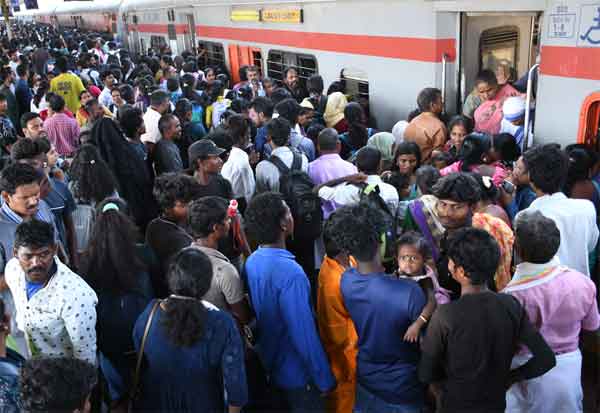 சொந்த ஊர்களில் ஓட்டு போட ஆர்வம்: இரண்டு நாட்களில் 9 லட்சம் பேர் பயணம் 