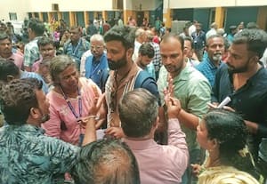  தபால் ஓட்டு கிடைக்காத தேர்தல் அலுவலர்கள் அதிகாரிகளை முற்றுகையிட்டு வாக்குவாதம்