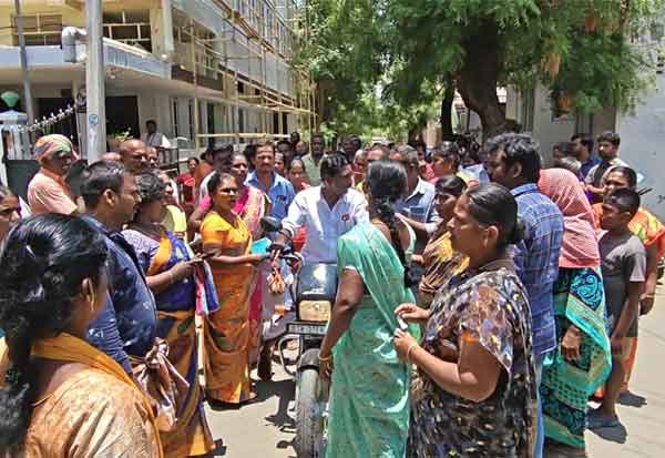 டோக்கனுக்கு பணம் என்னாச்சு? ரோட்டில் திரண்ட பொதுமக்கள்