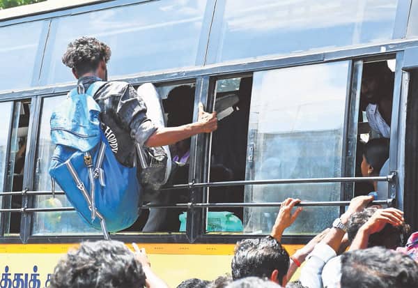 சொந்த ஊர்களில் ஓட்டு போட ஆர்வம்; 2 நாட்களில் 9 லட்சம் பேர் பயணம்