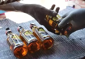 'டாஸ்மாக்' மூடியதால் கள்ளச்சந்தையில் மது விற்பனை அமோகம்! 'குவார்ட்டர்' பாட்டிலுக்கு கூடுதலாக ரூ.100 வரை வசூல்