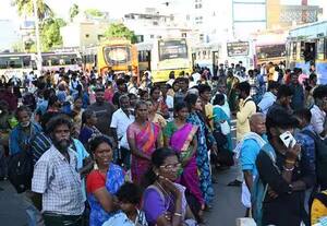 சொந்த ஊருக்கு திரும்பிய மக்கள்; பஸ் வசதி இல்லாததால் போராட்டம்