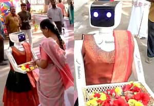 சாக்லேட் கொடுத்து வாக்காளர்களை வரவேற்ற ரோபோ; தமிழக தேர்தல் ஸ்பெஷல்