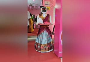 வேலுாரில் வாக்காளர்களை வரவேற்ற 'ரோபோ'க்கள்