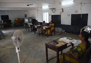 ஆங்காங்கே புறக்கணிப்பு; ஓட்டுச்சாவடிகளில் அடிதடி! சிறுசிறு சலசலப்புகளுடன் முடிந்தது சட்டசபை தேர்தல் ஓட்டுப்பதிவு