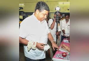  கையில் மல்லிகை சுற்றியபடி ஓட்டளித்த அமைச்சர்