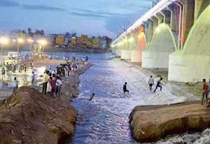 கள்ளழகர் ஆற்றில் இறங்கும் வைபவம்; வைகை அணையில் நீர் திறப்பு