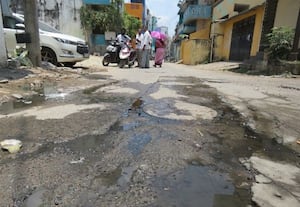 பாதாள சாக்கடையில் அடைப்பு சாலையில் வழிந்தோடும் கழிவுநீர்