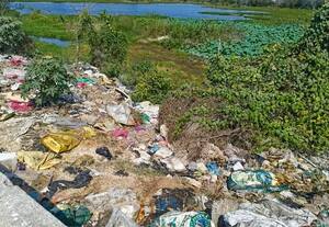  திருத்தேரி ஏரியில் கொட்டப்படும் குப்பைகளால் சுகாதார சீர்கேடு