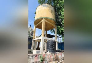  தொற்றுக்கு வழி தரும் கழிவு நீர் ; பயமுறுத்தும்  குடிநீர் தொட்டி சிரமத்தில் சீலப்பாடி  கருவூலம்காலனி, மல்லிகை நகர் மக்கள்