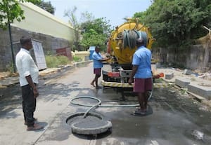 'தினமலர்' செய்தி எதிரொலி பாதாள சாக்கடையில் அடைப்பு மாநகராட்சி நிர்வாகம் சீரமைப்பு