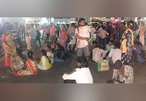  விழுப்புரத்தில் பஸ்கள் இல்லாததால் நள்ளிரவில் பயணிகள் சாலை மறியல்