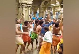  திருச்செந்துார் கோவிலில் அத்துமீறல் திரிசுதந்திரர்கள் நடனத்தால் சர்ச்சை