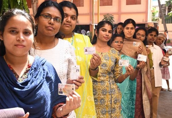 கோடிகளில் செலவிட்ட வேட்பாளர்கள் திக்... திக்...! அ.தி.மு.க. கோட்டையில் ஓட்டை விழுமா; தி.மு.க. கொடி பறக்குமா