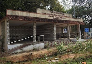 பயணியர் இருக்கைகள் சேதத்தால் பயன்பாடின்றி பேருந்து நிறுத்தம்