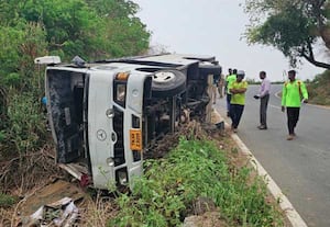 வேன் கவிழ்ந்து விபத்து ;சுற்றுலா பயணிகள் 15 பேர் காயம்