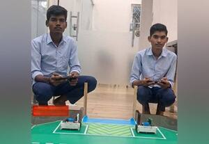  கால்பந்து விளையாடும் ' ரோபோ ' வை கண்டுபிடித்த மாணவர்கள்